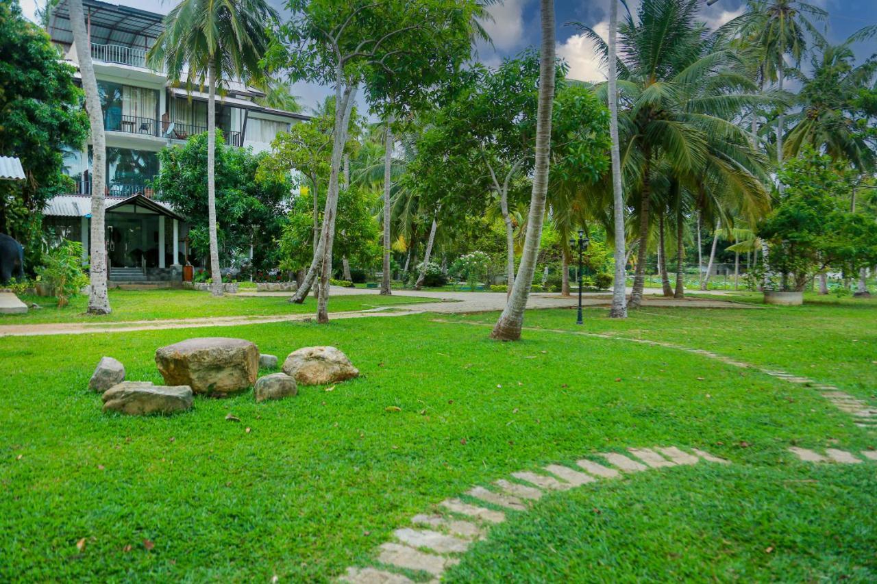 Lake Edge Holiday Inn Tissamaharama Exterior foto