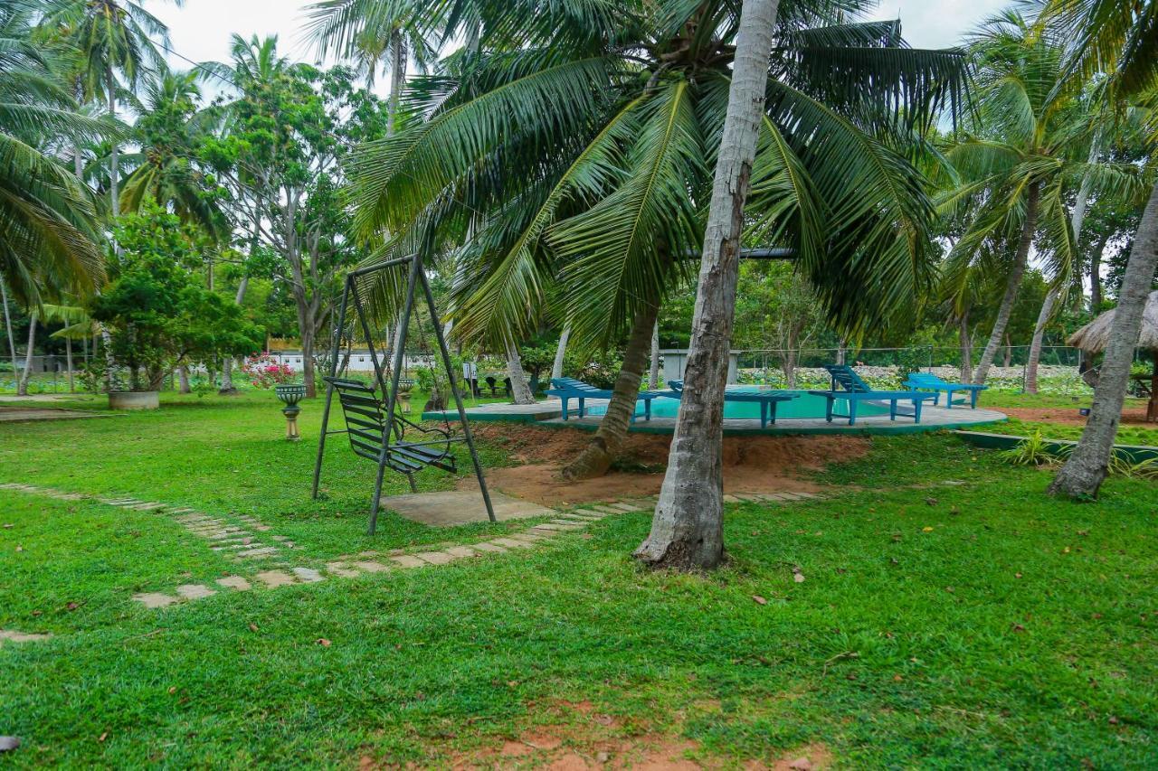 Lake Edge Holiday Inn Tissamaharama Exterior foto