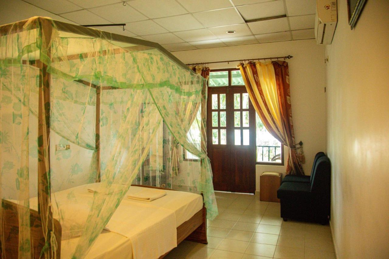 Lake Edge Holiday Inn Tissamaharama Exterior foto
