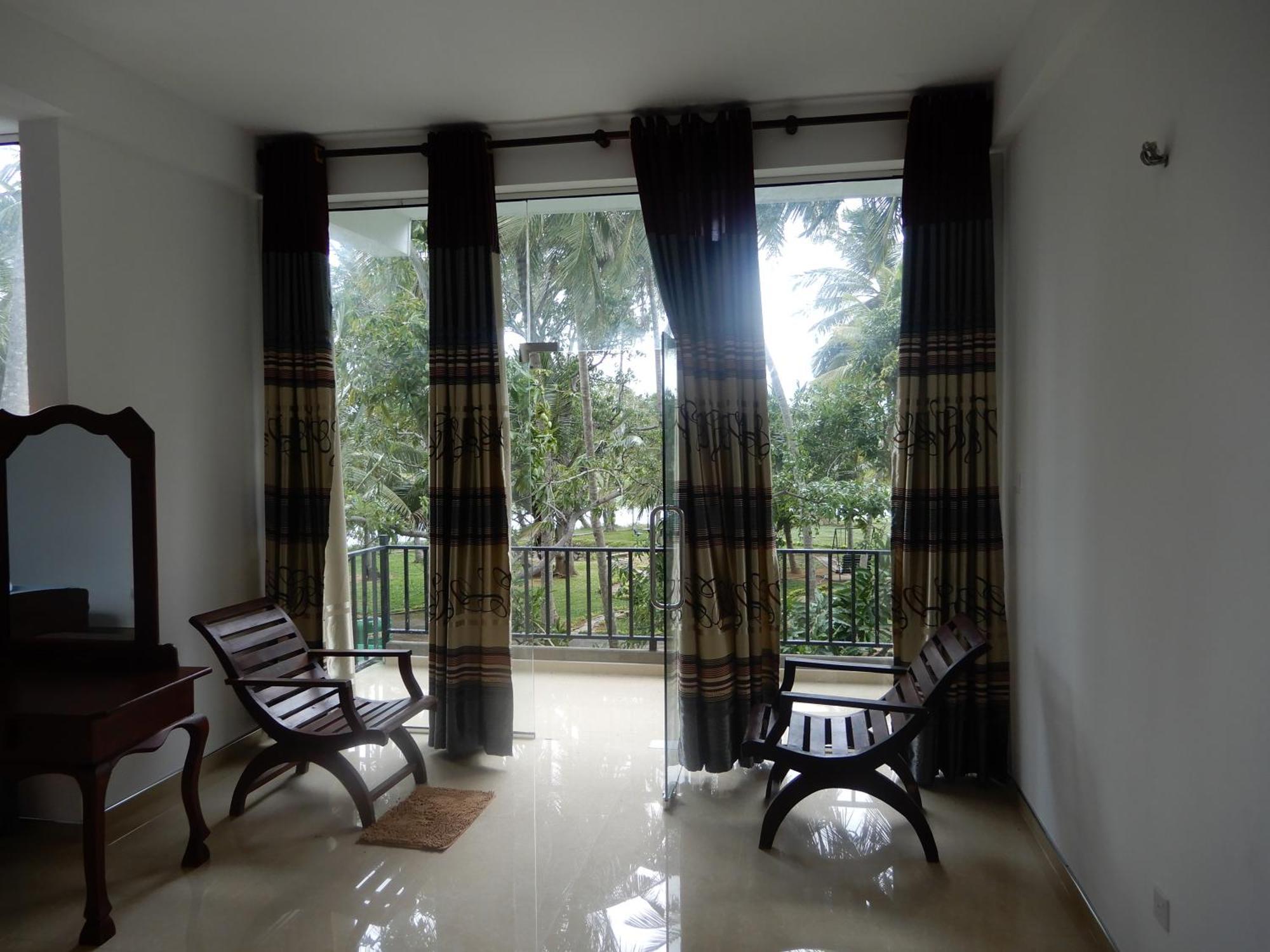 Lake Edge Holiday Inn Tissamaharama Habitación foto