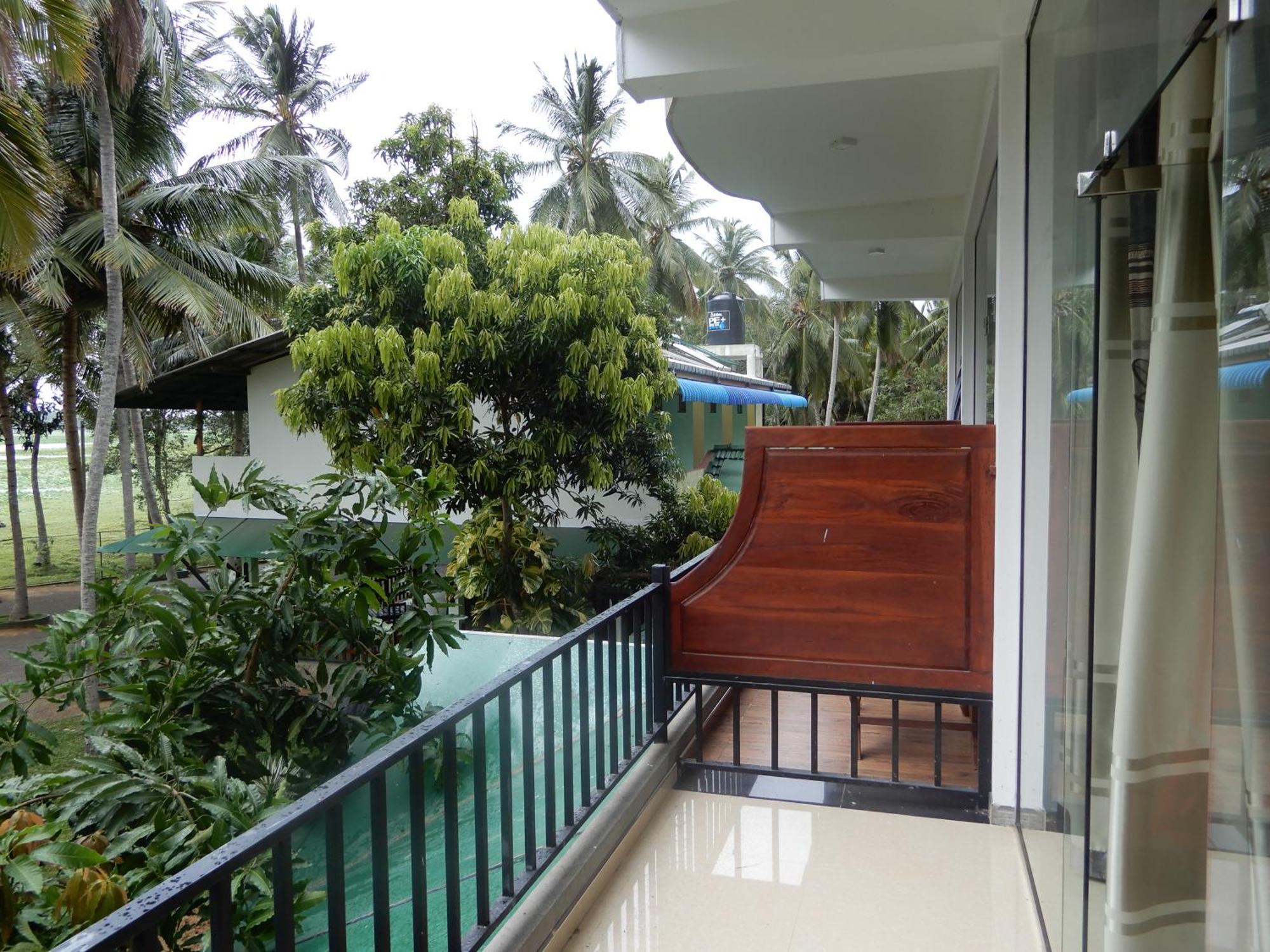 Lake Edge Holiday Inn Tissamaharama Habitación foto