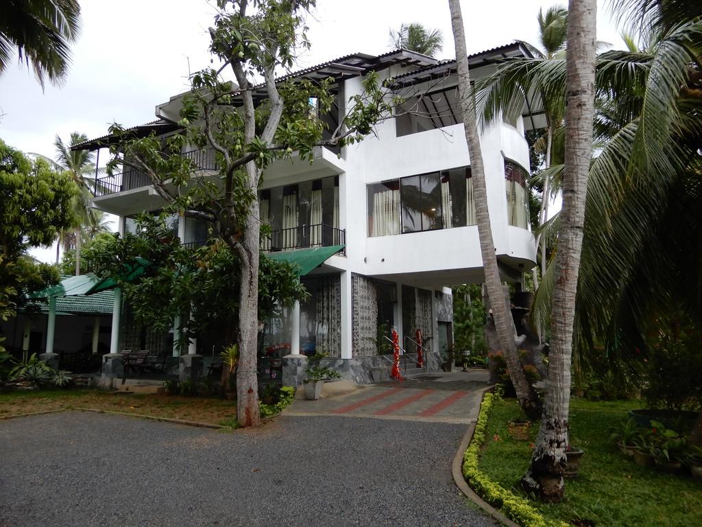 Lake Edge Holiday Inn Tissamaharama Exterior foto
